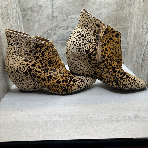 Matisse Ladies “Teddy” Cow Hide Leopard Print Ankle Boot, Zipper/Wedge Heel Sz 6 - Picture 6 of 16